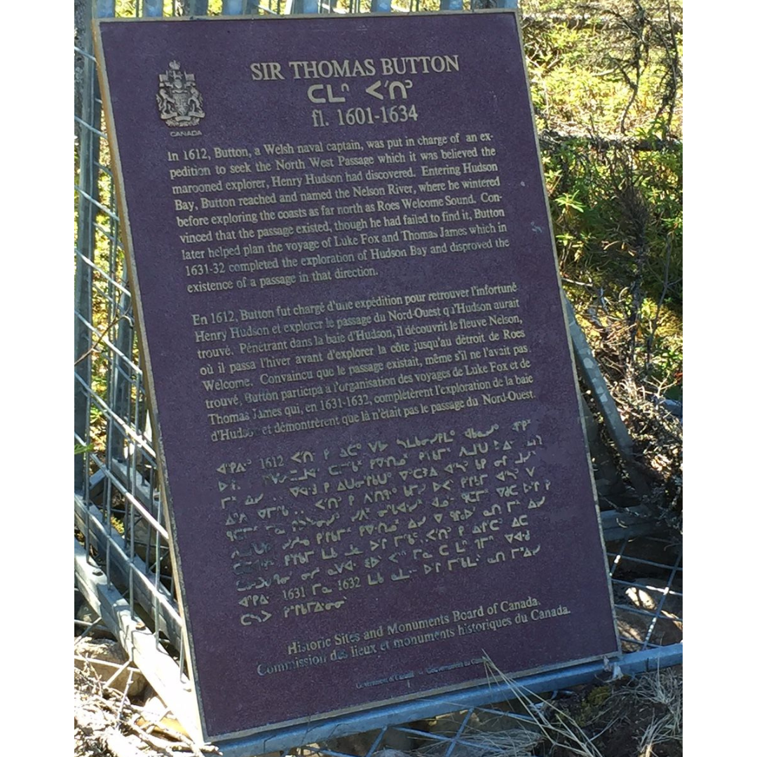 A plaque with a short biography of Sir Thomas Button written in English, French and Inuktitut.